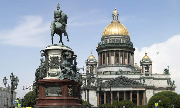 Названы три самых дорогих русских города: Петербург среди них