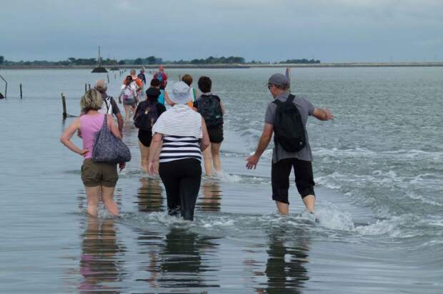 Дорога, дважды в сутки уходящая под воду дорога, вода