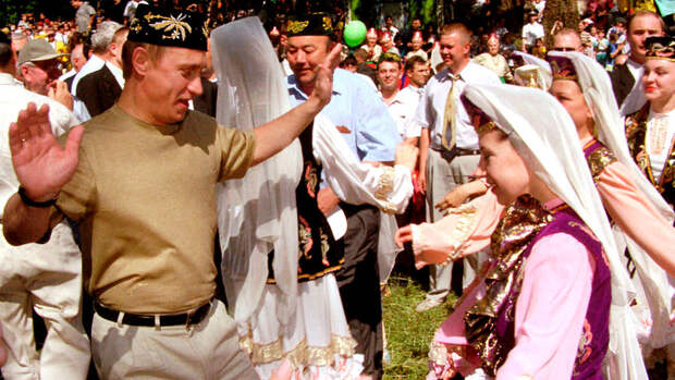 10 редких фото Путина, на которых он не выглядит как президент