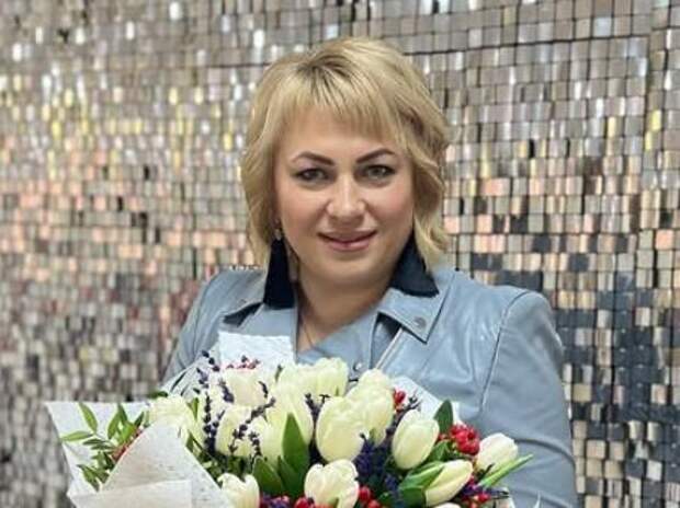 Надежду Колосову, оравшую на работников из-за дешевого подарка, требуют наказать