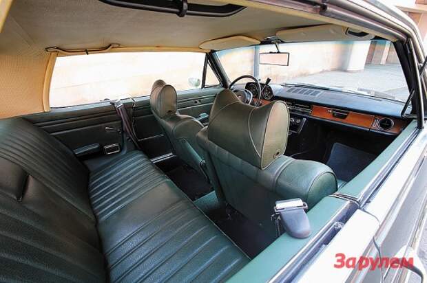 Обивка салона и сидений из кожзаменителя MBtech, прекрасно сохранившегося наряду с лакокрасочным покрытием