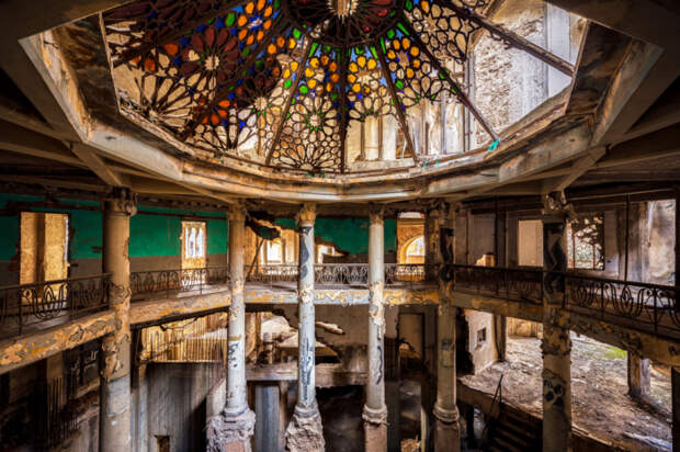 Театр Бейрута тоже превратился в руины (фотопроект «A Paradise Lost», Ливан). | Фото: architecturaldigest.in/ © James Kerwin.