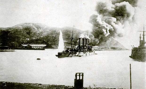 На фото: обстрел русских военных кораблей в гавани Порт-Артура японской артиллерией