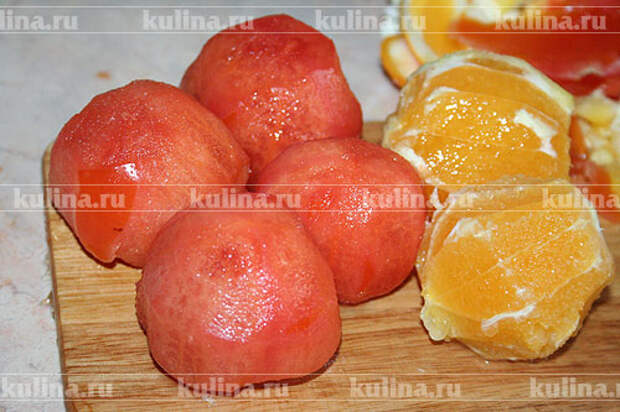 Апельсины очистить от кожуры и белой пленки, с томатов снять кожицу. 
