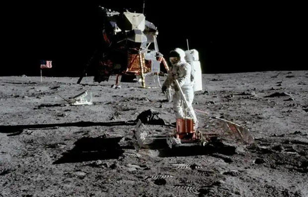 Изначально астронавты предполагали, что это была ступень ракеты SIV-B. Изначально астронавты предполагали, что это была ступень ракеты SIV-B.