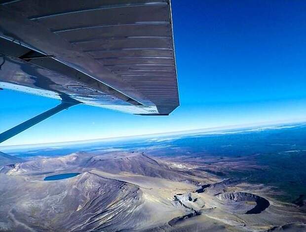 20-летняя милашка-пилот, летающая над активными вулканами