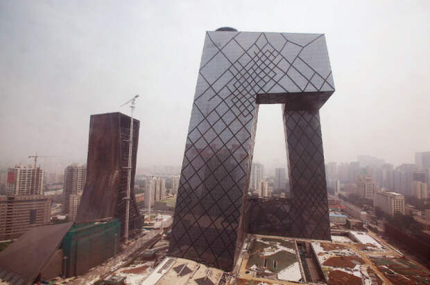 Штаб-квартира Центрального китайского телевидения — это изломанное кольцо высотой 234 метра.