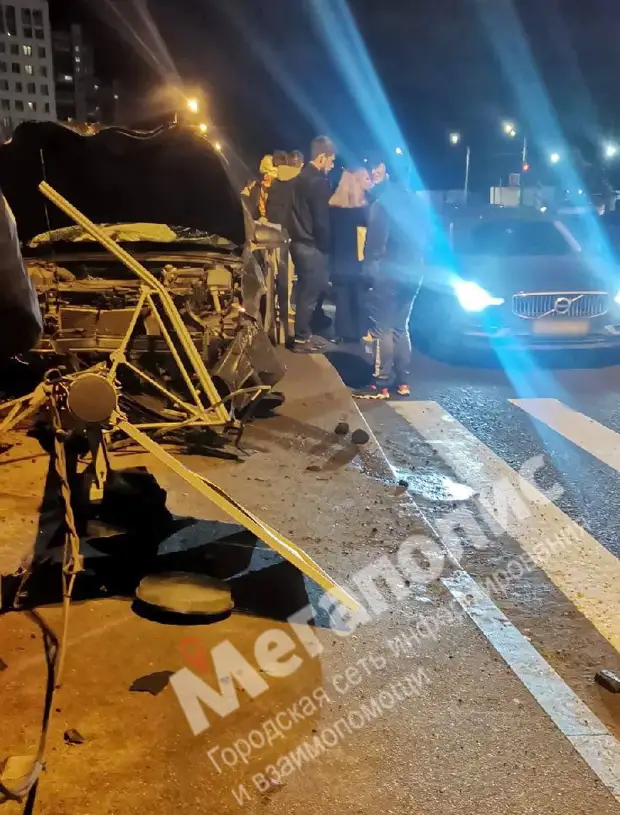 «Задела девушку-пешехода». На Бухарестской машина вылетела на газон и снесла светофор