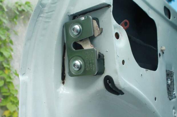 Кнопка блокирует заднюю дверь. /Фото: drive2.ru.