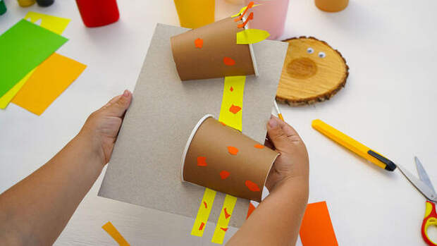 Создаем жирафа: идея поделки из одноразовых стаканчиков