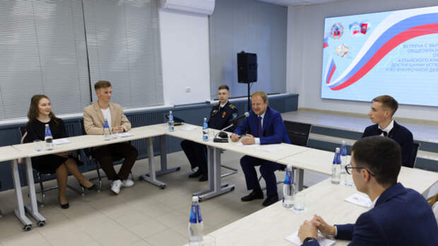 Томенко встретился с выпускниками и спросил, как сделать Алтай лучше для молодежи