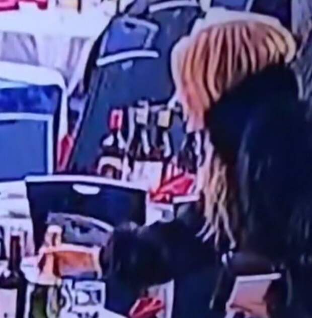 Появилось видео, как гости на ужине с Трампом хватали бутылки во время стрельбы