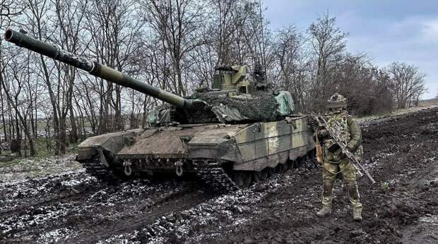 Экипаж "Т-90М" в зоне СВО. Фото сделано после поражения ими радиолокационной станции на дальности в 5060 метров.