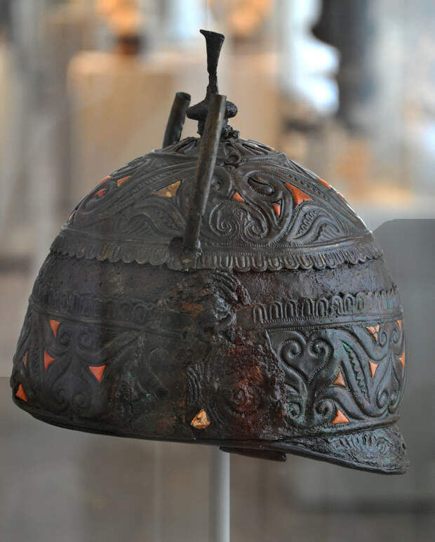 Кельтский шлем из богатого погребения в Каноса ди Пулья, южная Италия, IV век до н.э. Захороненный в могиле воин, скорее всего, являлся предводителем кельтских наёмников на греческой службе