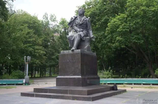 В Киеве предложили снести 60 памятников великим людям