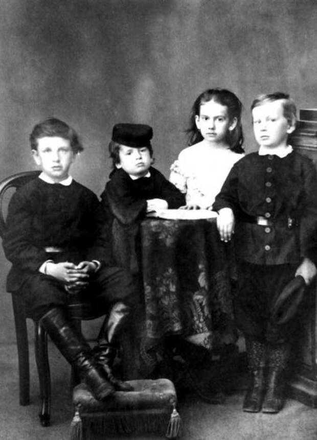 Сергей, Лев, Татьяна и Илья Толстые. / Фото: www.biography.wikireading.ru
