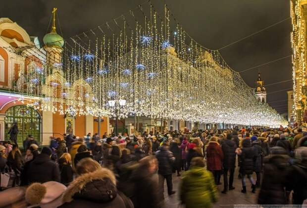 На Никольской на граждан сыпется золотой и серебристый дождь. красиво, красота, москва, новый год, праздник, рождество, столица, фотография