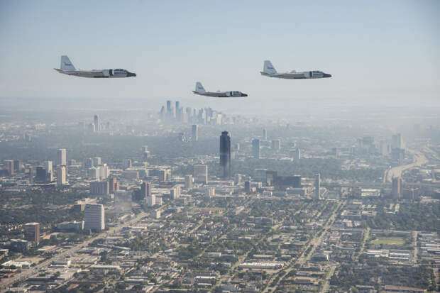 Самолет НАСА приземлился на брюхо и с искрами пропахал посадочную полосу