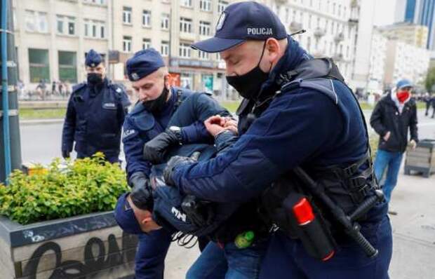 В Польше вспыхнули массовые протесты против карантина, полиция применила спецсредства (ФОТО, ВИДЕО) | Русская весна