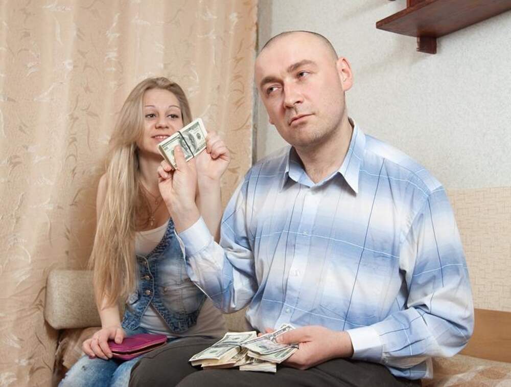 За деньги перед мужа. Чтоб муж деньги отдавал. Семья отдает деньги. Муж дает деньги. Супруги деньги.