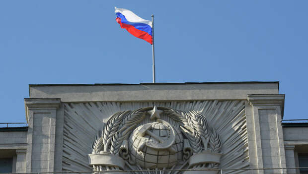 Флаг на здании Государственной Думы РФ на улице Охотный Ряд в Москве