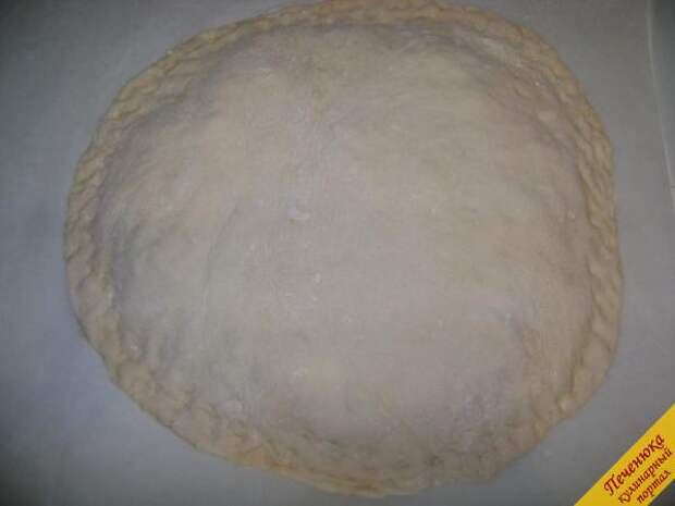 11) Вторую часть теста раскатать и закрыть пирог, края аккуратно слепить. Отправить его в заранее разогретую до 180-200 градусов духовку.