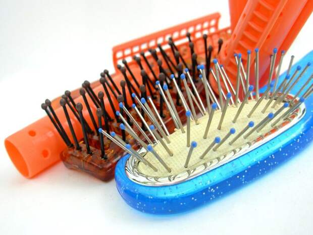 hairbrush-349563_1280-1024x768 Как правильно и как часто чистить расческу для волос?