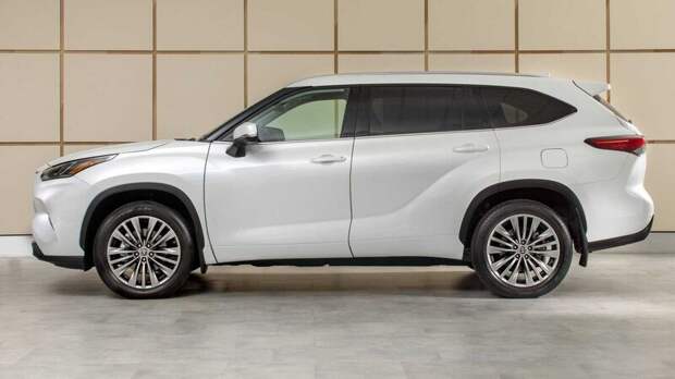 Toyota представила обновленный внедорожник с гибридной силовой установкой