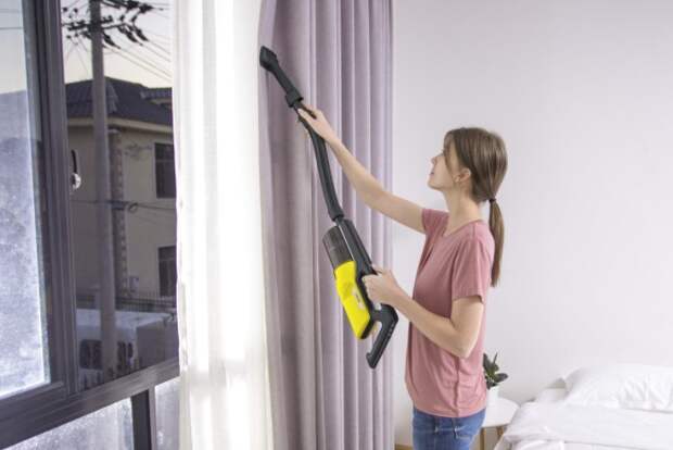 Чтобы было проще, специально для штор, занавесок и обивки приобретите ручной пылесос / Фото: s1.kaercher-media.com