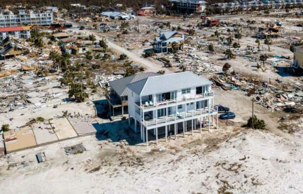 Сильнейший ураган в Мексике снес почти все пляжные дома, кроме одного: как он устоял