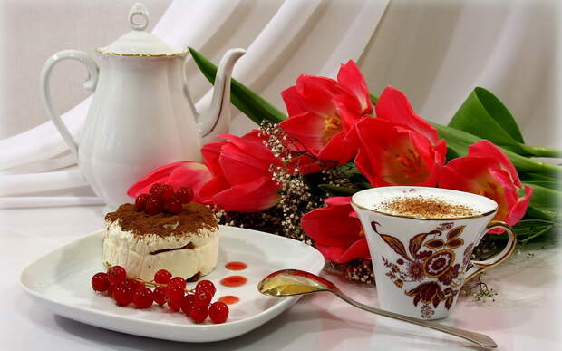 капучино, кофе, пирожное, цветы, тюльпаны, чайник, натюрморт