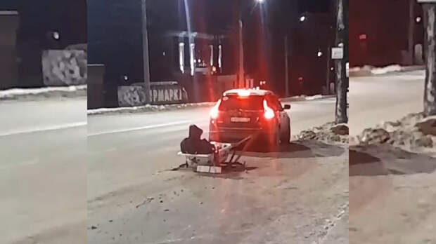 Водитель прокатил пассажира в ванне по улице российского города