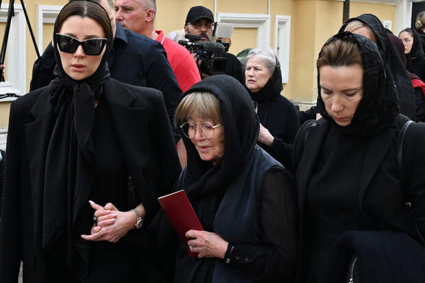 "СтарХит": мать Заворотнюк посещала церковь перед тем, как актрисы не стало