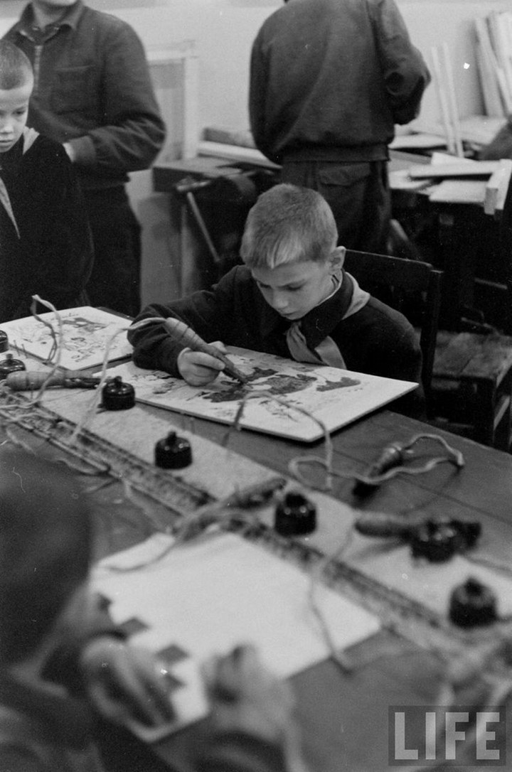 Как проходила жизнь рабочего в СССР 50-х