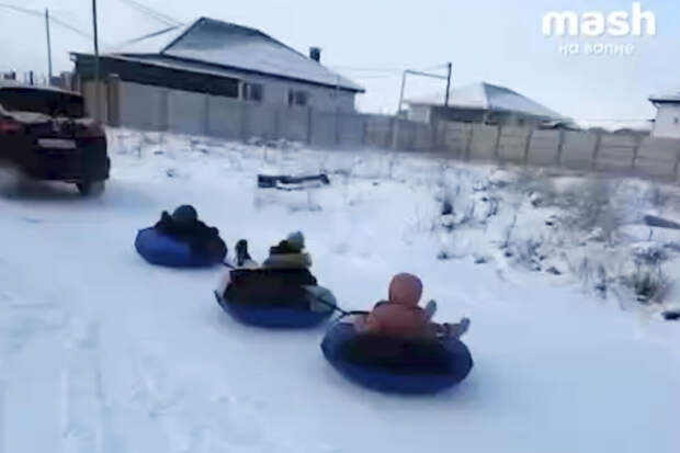 Под Симферополем водитель прокатил троих детей в привязанных к машине тюбингах