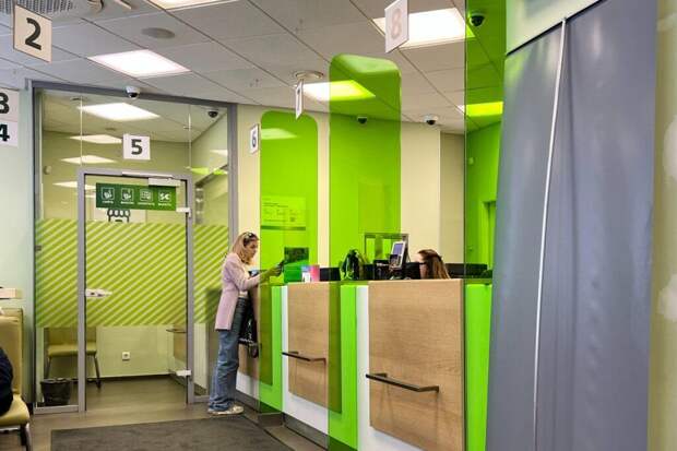 Юрист объяснил, почему банки начали блокировать переводы россиян