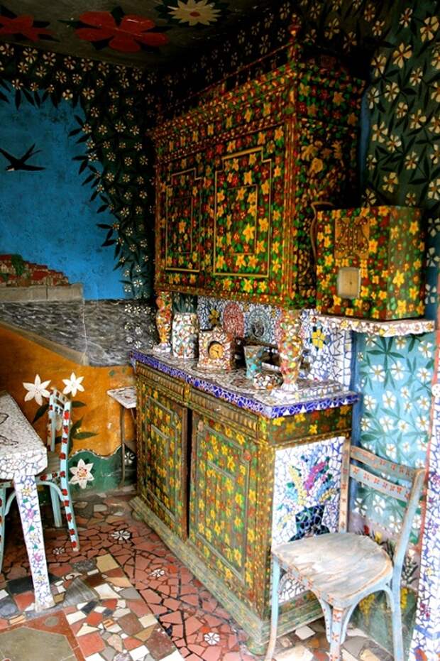 Мозаикой украшены даже предметы мебели.
