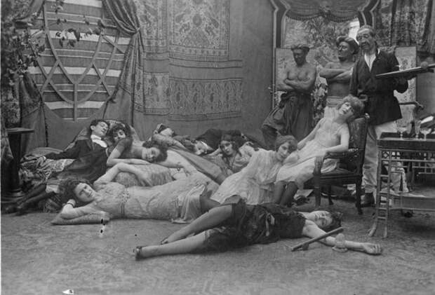 Кадр из к/ф Dandy-Pacha, 1920 год. Кадр из к/ф Dandy-Pacha, 1920 год.