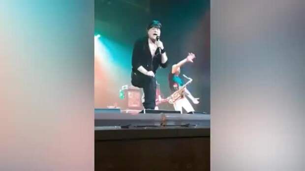 "Порву на клочки": певец Королев выгнал зрителей с концерта в Тольятти
