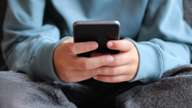 Детям не игрушка: врачи рассказали о последствиях использования смартфонов