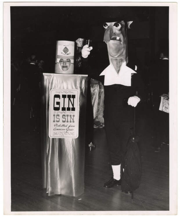 Джин – это грех, Калифорния, 1950 год. Автор: Arthur Fellig (Weegee).