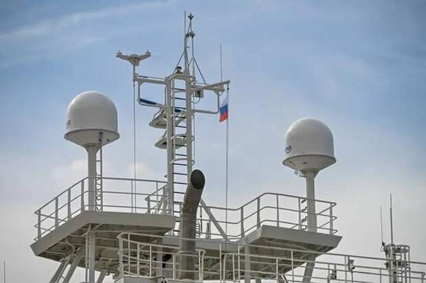 На рыболовном траулере «Капитан Юнак» в Петербурге подняли государственный флаг