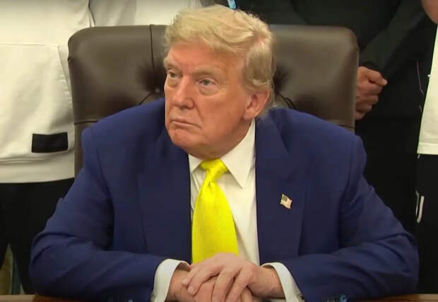 Вероятно, попросил «не вмешиваться»: Трамп обсудил ирано-израильский конфликт с начальником штаба сухопутных войск ВС Пакистана