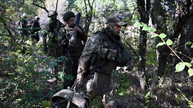 Пополнение одного из десантно-штурмовых полков ВДВ проводит занятия по боевому слаживанию на полигоне в ЛНР - РИА Новости, 1920, 30.09.2023