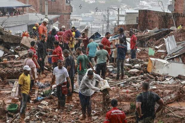 Гробы проплыли по улицам бразильского Уба во время мощного наводнения