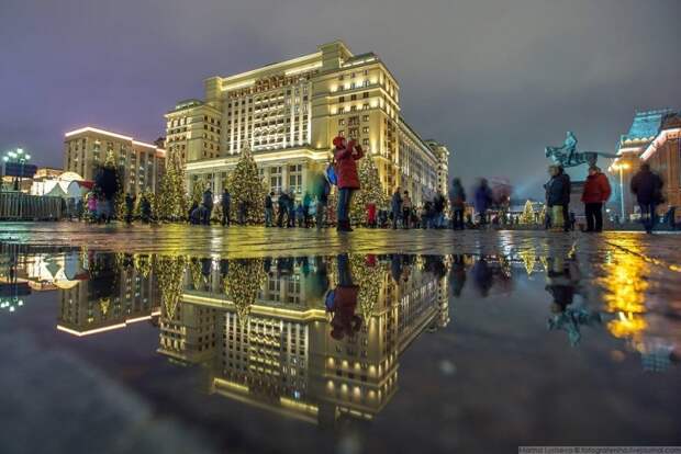 Московская зима с лужами. Гостиницу по старой памяти называем «Москва», но это уже давно Four Seasons. красиво, красота, москва, новый год, праздник, рождество, столица, фотография