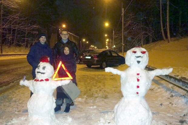Участники ДТП лепят снеговика