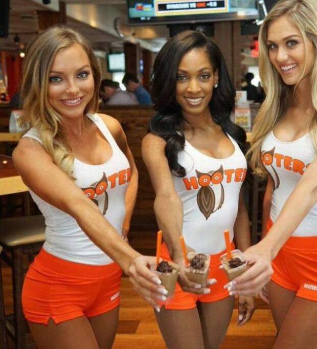 Симпатичные девушки из ресторана HOOTERS (46 фото)
