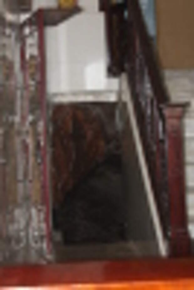 Кликните для увеличения Вход в пещеру венчается высеченным руками апостола крестом.