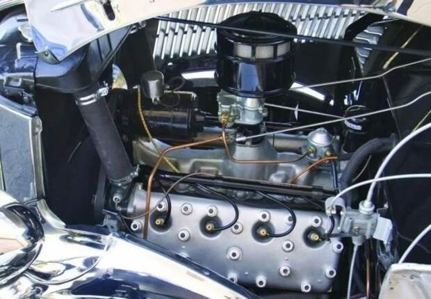 Ford V8 Tudor Deluxe с кузовом из нержавеющей стали